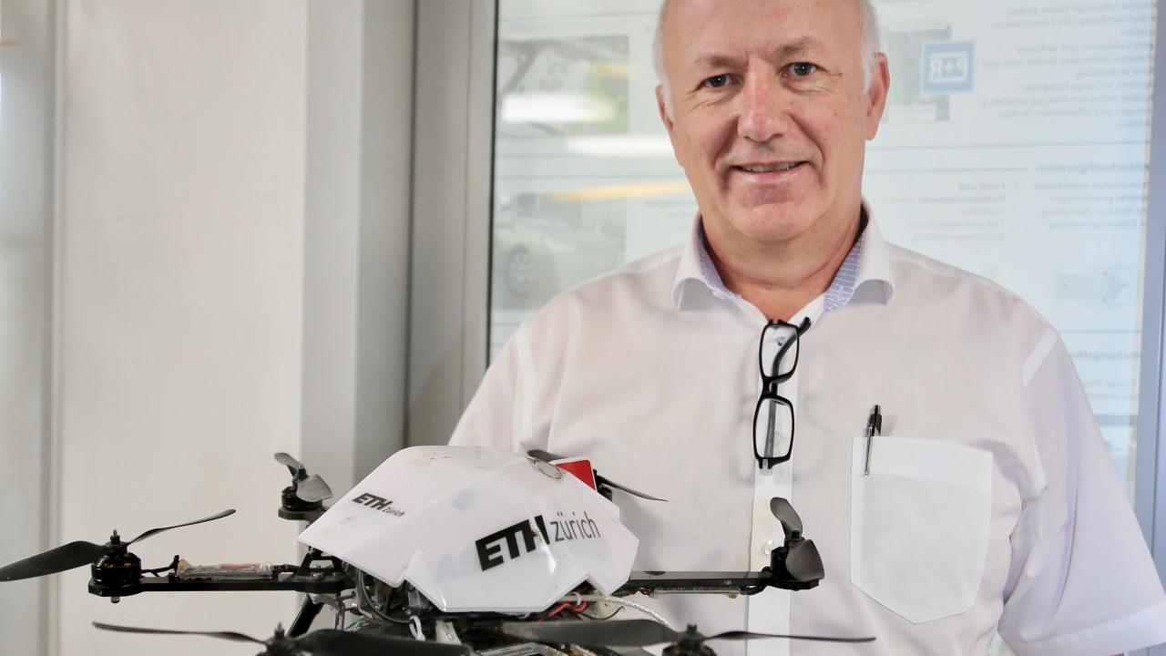 Prof. Siegwart hält eine Drohne der ETH Zürich